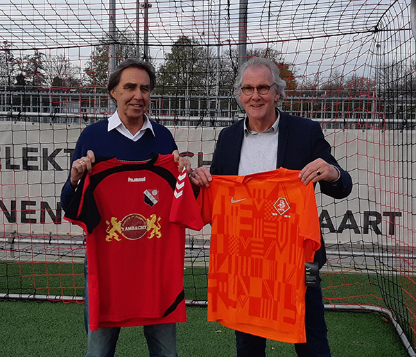 Floor v.d Velde (Recht) en Frans Schiereck (Links) ruilen shirts